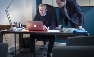 Bruno Le Maire et son chef de cabinet Maxime Costilhes, le 18 février 2016 à Paris.