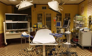Une salle de réanimation dans la série "Urgences".