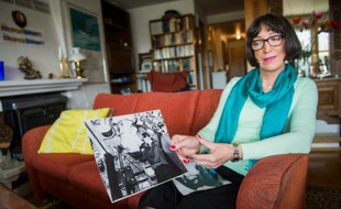 John Jeanette Solstad Remo montre une photo d'elle lorsqu'elle était capitaine de la Marine norvégienne, à Oslo le 20 avril 2016