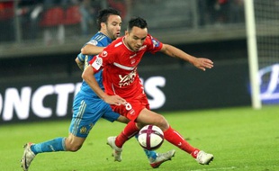 L'attaquant de Valenciennes, Gaël Danic (en rouge), devant le Marseillais Mathieu Valbuena, lors d'un match de Ligue 1, le 24 septembre 2011.