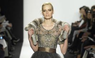 Cette robe Oscar de la Renta s'est vendue sur eBay en décembre, 2.200 euros.