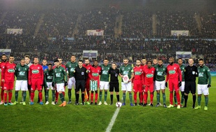 Les joueurs de l'Olympique Strasbourg face à leurs adversaires de l'AS Saint-Etienne ce dimanche à la Meinau.