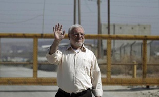 Le président du Parlement palestinien Aziz Dweik libéré par Israël après avoir passé environ un an en prison, le 9 juin 2015 près de Betunia