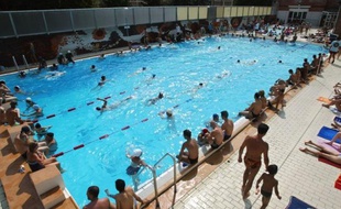 L'enquête sur la noyade d'une fillette de 11 ans vendredi dans un centre de vacances du Lot-et-Garonne privilégie l'hypothèse d'un accident technique, l'enfant aurait été aspirée vers le fond, peut-être prise par les cheveux, par une bonde de la piscine, a-t-on indiqué de source judiciaire dimanche.