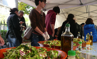 Une disco-soupe organisée par la Croix-Rouge au Square d'Anvers, à Paris.