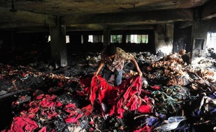 Au moins 8 personnes ont péri jeudi dans l'incendie d'une usine textile au Bangladesh, deux semaines après l'effondrement d'un immeuble abritant des ateliers de confection qui a fait plus de 900 morts, un nouveau drame qui illustre les graves problèmes de sécurité dans ce secteur-clé.