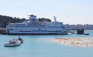 Un navire de la Brittany Ferries, ici en escale au port de Saint-Malo.