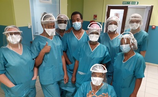 Des soignants du CHU de Guadeloupe, équipés de visières offertes lors d'une action solidaire de distributions de matériels.
