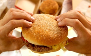 Un hamburger. Image d'illustration.