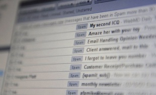 Des salariés de Yahoo! assurent que leur entreprise a espionné des boîtes emails pour le compte des autorités américaines.