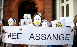 Des manifestants avec des pancartes (libérez Assange) " Free Assange" le 31 juillet 2018 devant l'ambassade d'Equateur à Londres, où Julian Assange est réfugié depuis 2012.