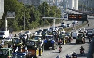 Les agriculteurs en route pour Paris, le 3 septembre 2015 sur l'A10 à hauteur de Saint-Arnoult-en-Yvelines