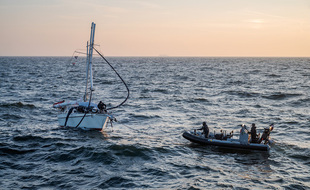 Le voilier Beta secouru par un navire de la marine française.