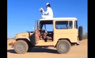 En Arabie Saoudite, la dernière lubie consiste à se mettre en scène sur le toit de sa voiture, qui roule sans conducteur.
