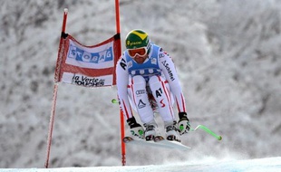 Klaus Kröll a exploité au centième près sa science de la glisse pour remporter vendredi la première descente de Chamonix (Alpes françaises), sa quatrième victoire en Coupe du monde de ski alpin, et offrir à l'Autriche le premier succès de la saison dans la discipline reine.