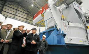 Le ministre Eric Besson a visité hier l'usine d'assemblage d'Alstom, candidat à la production d'éoliennes maritimes.