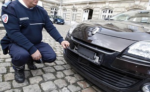 Lille, le 15 avril 2013. Présentation de la nouvelle voiture de police banalisée, une Renault Megane marron, équipée d'un radar embarqué indétectable avec un système de flash infra-rouge. Le radar est derrière la plaque d'immatriculation avant, le flash est au-dessous et l'appareil photo est sur le tableau de bord.