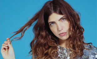 L'autrice, compositrice et interprète Clou.