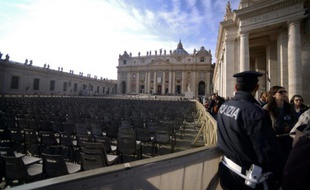 Un policier patrouille place Saint-Pierre avant l'ouverture du Jubilé de la Miséricorde le 7 décembre 2015 au Vatican