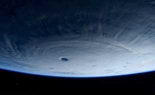 Photographie prise par l'astronaute Samantha Cristoforetti depuis la station spatiale internationale (ISS) du super-typhon Maysak qui traverse le Pacifique central, le 31 mars 2015.