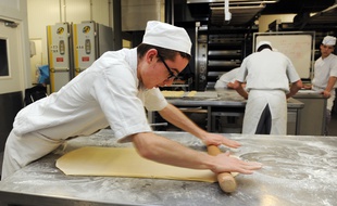 Un apprenti cuisinier.