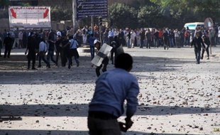 Des appels à de grandes manifestations concurrentes ont été lancés pour mardi. L'opposition laïque et libérale doit se rassembler sur la place Tahrir, site emblématique de la révolte qui a abouti au départ de Hosni Moubarak en février 2011. Les islamistes ont décidé de se retrouver près de l'université du Caire, dans le quartier de Guizeh, sur l'autre rive du Nil.