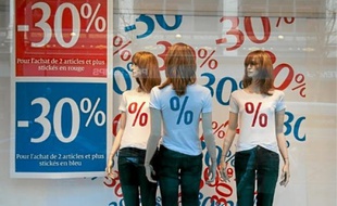 Les opérations organisées par les marques (à g.) ne sont plus réservées à une clientèle haut de gamme... Et concurrencent directement les soldes (à dr.).