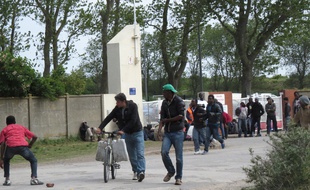 Migrants devant la porte du centre d'accueil de jour de Calais