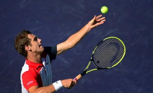 Richard Gasquet, tête de série N.8, s'est qualifié samedi pour le 3e tour du Masters 1000 de Miami (dur) en battant 7-5, 6-2 le Belge Olivier Rochus, 145e mondial et issu des qualifications.