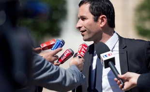 Le ministre délégué à la Consommation Benoît Hamon a estimé lundi que la qualification du FN dimanche pour le second tour de la législative partielle dans le Lot-et-Garonne était le prix des "mensonges du député Cahuzac", mais pas seulement, évoquant la montée de ce parti "en milieu rural".