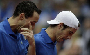 Les joueurs de tennis français Michael Llodra (à g.) et Richard Gasquet lors d'un match de double en Coupe Davis, le 7 mars 2009 contre la République tchèque.