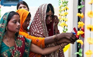 Etincelantes de propreté, décorées de fleurs en plastique et de ballons pour la fête organisée en leur honneur, les toilettes de la nouvelle maison de Priyanka Bharti, une jeune mariée, symbolisent l'émancipation des Indiennes, en particulier à la campagne.