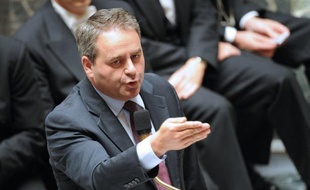 Xavier Bertrand, ministre du Travail et de la Santé s'est inquiété mercredi sur RTL des "incertitudes et des indécisions" créées par l'annonce d'un référendum en Grèce qui peut déstabiliser l'économie et l'euro en particulier.