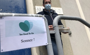 Simon, utilisateur de l'application Too Good To Go, est venu chercher des plats restants à la cuisine centrale de Toulouse.