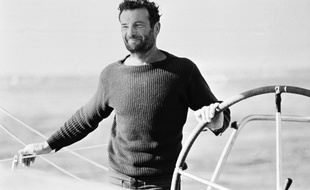 Il y a vingt ans, Eric Tabarly, « le sage de la mer », disparaissait 310x190_eric-tabarly-arrive-brest-bord-bateau-pen-duick-vi-1976