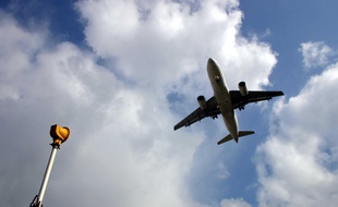 Le Boeing 737 qui reliait les Canaries à Düsseldorf, en Allemagne, a dû atterrir en urgence à l'aéroport de Toulouse-Blagnac. Illustration.