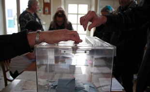 Une personne vote à Monts-en-Bessin dans le Calvados le 23 mars 2014