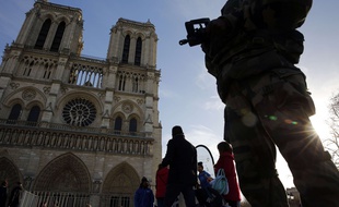 Un soldat patrouille devant la cathédrale Notre Dame de Paris, le 23 décembre 2015.