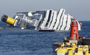 Le paquebot Costa Concordia s'est échoué près d'une île de Toscane vendredi 14 janvier 2012.