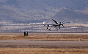 En envisageant de se doter de drones de combat, la France s'engage dans une nouvelle façon de faire la guerre, mais l'acquisition de ces appareils sans pilotes, déjà utilisés massivement par les Américains au Pakistan ou en Afghanistan, soulève des questions stratégiques, éthiques et juridiques.
