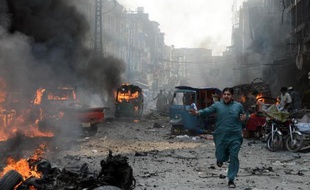 Au moins 38 personnes ont été tuées et près d'une centaine d'autres blessées dimanche dans un attentat à la bombe à Peshawar, le troisième en une semaine dans ce carrefour du nord-ouest pakistanais, près de la frontière afghane.
