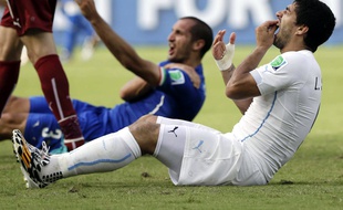 Les footballeurs David Suarez et Giorgio Chiellini, lors du match Italie-Uruguay, le 24 juin 2014.