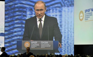Le président russe Vladimir Poutine apparaissant sur un grand écran lors d'un discours pour le Forum international de Saint-Pétersbourg, le 17 juin 2016