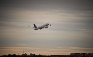 Un avion de la compagnie United Airlines à l'aéroport de Newark dans le New Jersey.