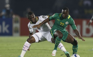 Senegal's Henri Saivet, right, defends against Ghana's Afriyie Acquah, during the African Cup of Nations Group C soccer match between Ghana and Senegal in Mongomo, Equatorial Guinea, Monday, Jan. 19, 2015. (AP Photo/Themba Hadebe)/XTH114/549282333793/1501191932