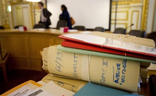 Des dossiers liés au procès Agnelet, au tribunal de Rennes, le 17 mars 2014