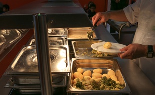 Services et plats en inox dans une cantine scolaire. Strasbourg le 14 novembre 2017.