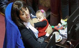 La députée argentine Victoria Donda Perez a allaité sa fille en pleine séance au Parlement