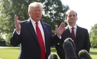 Le ministre américain du Travail, Alexander Acosta, a annoncé sa démission le 12 juillet 2019, aux côtés de Donald Trump.