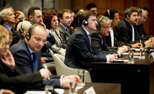 Les ministres de la Justice de Croatie Orsat Miljenic (g) et de Serbie Nikola Selkovic (d) devant la Cour International de Justice à La Haye, le 3 février 2014